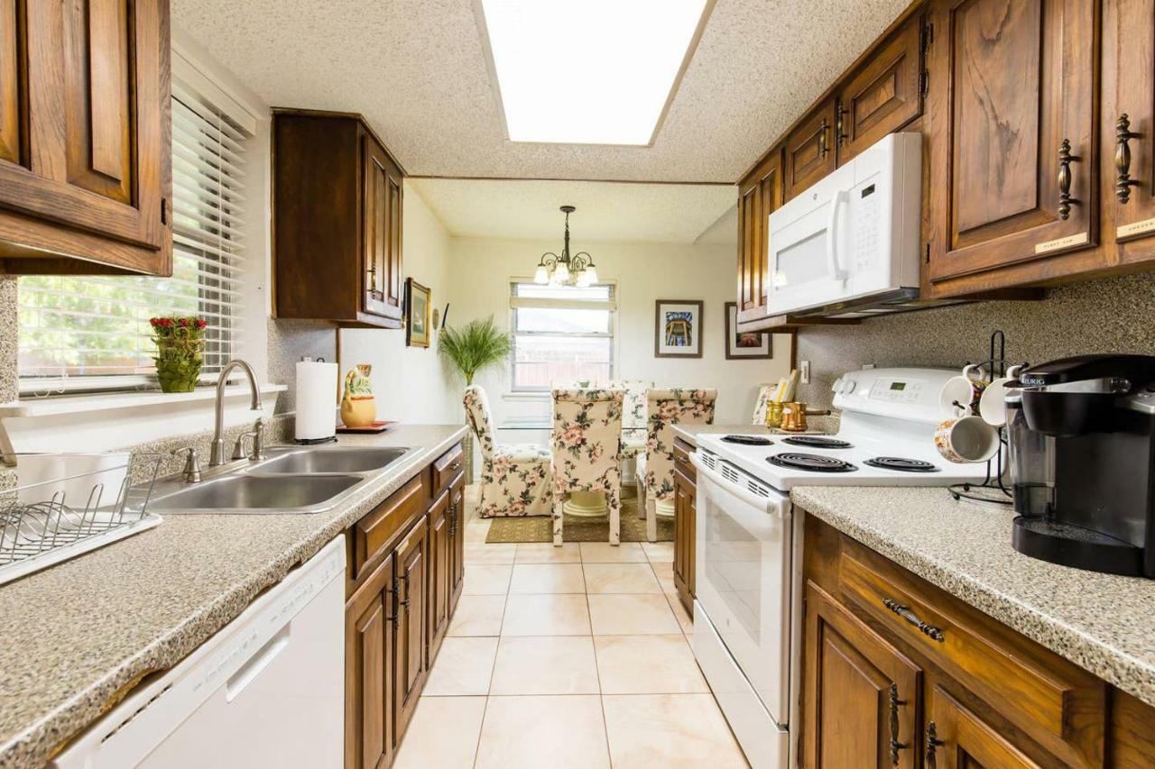 Oasis Near Dfw Airport With Mediterranean Setting Ървинг Екстериор снимка